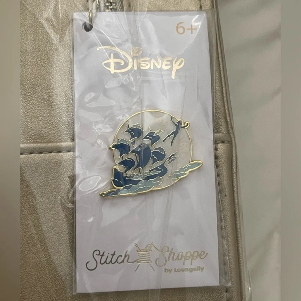 Tinker Bell Figural Lantern shaped purse by loungefly . A fun Disney accessory